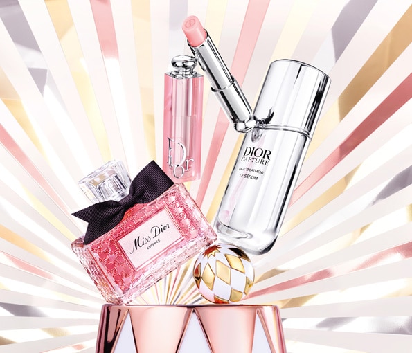 Luxusné produkty Dior – parfum Miss Dior, rúž a pleťové sérum na elegantnom pozadí.