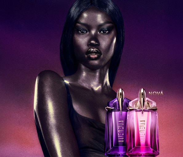 Parfumy Mugler Alien v lesklých fialových a ružových flakónoch na dramatickom tmavom pozadí