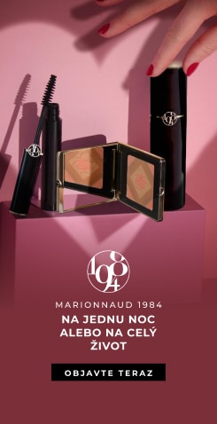 Marionnaud 1984 kozmetický set s riasenkou, kompaktným púdrom a rúžom na ružovom pozadí, vhodný na deň aj noc.