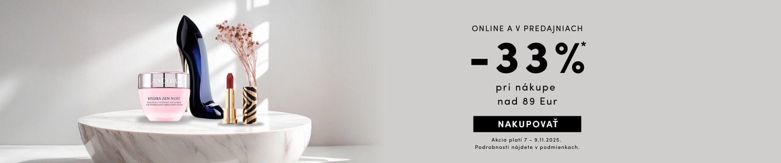Online zľava 33 % pri nákupe nad 89 €, platí od 7. do 9.11.2025. Na obrázku krém Lancôme Hydra Zen Nuit, parfém v tvare lodičky a rúž na svetlom pozadí.