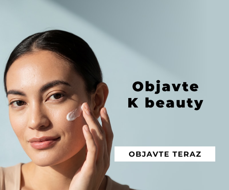 Osoba nanášajúca pleťový krém K‑Beauty – kórejská starostlivosť o pleť