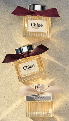 Chloé parfumy – elegantné flakóny so stužkami na pieskovom pozadí.