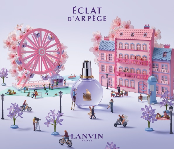 Lanvin Éclat d&apos;Arpège parfum vo fantazijnom miniatúrnom mestečku s ružovým ruským kolesom a pastelovými budovami.