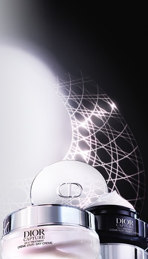 Denný a nočný krém Dior Capture s elegantným leskom na tmavom pozadí