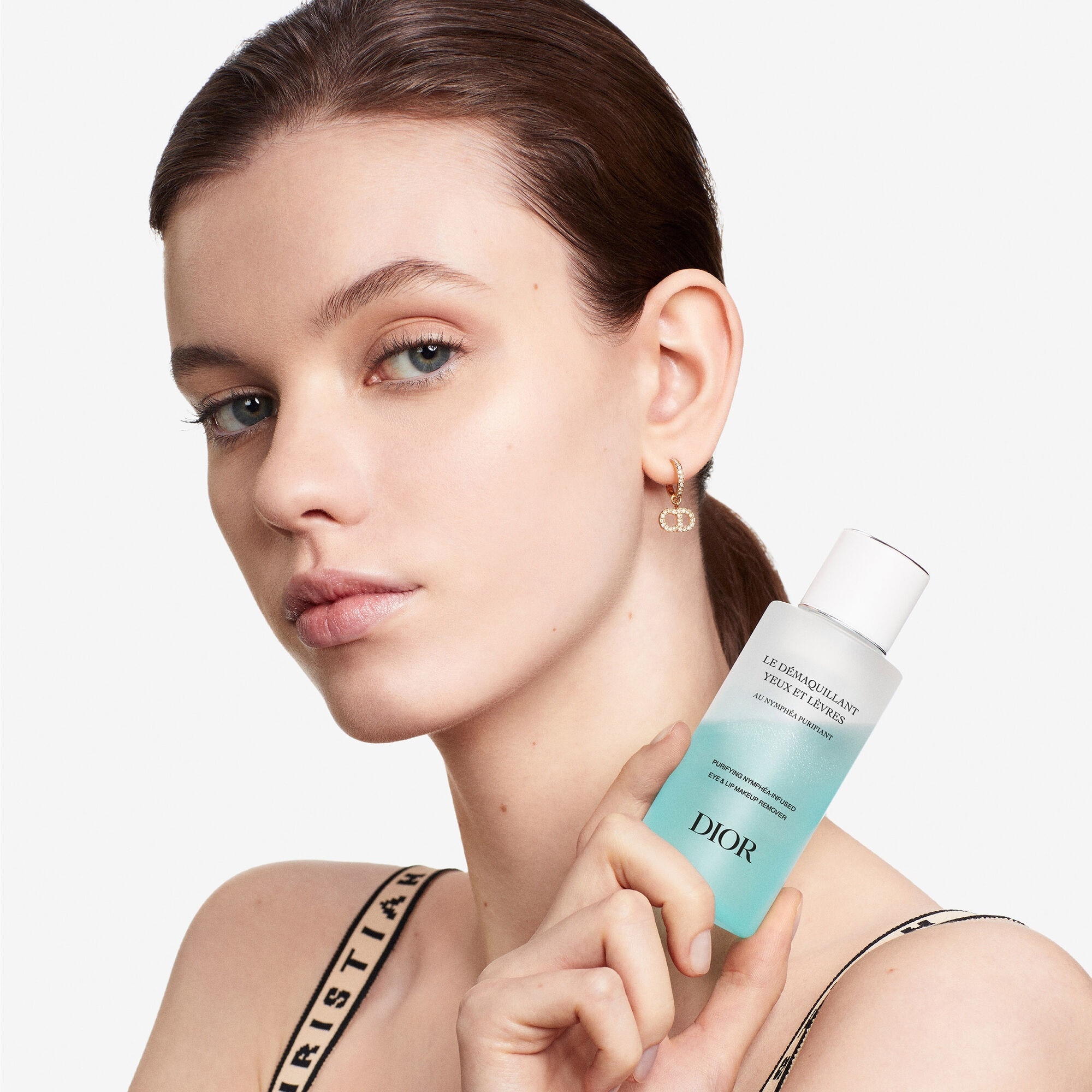 Dvojfázový odličovač s čistiacim extraktom z lekna