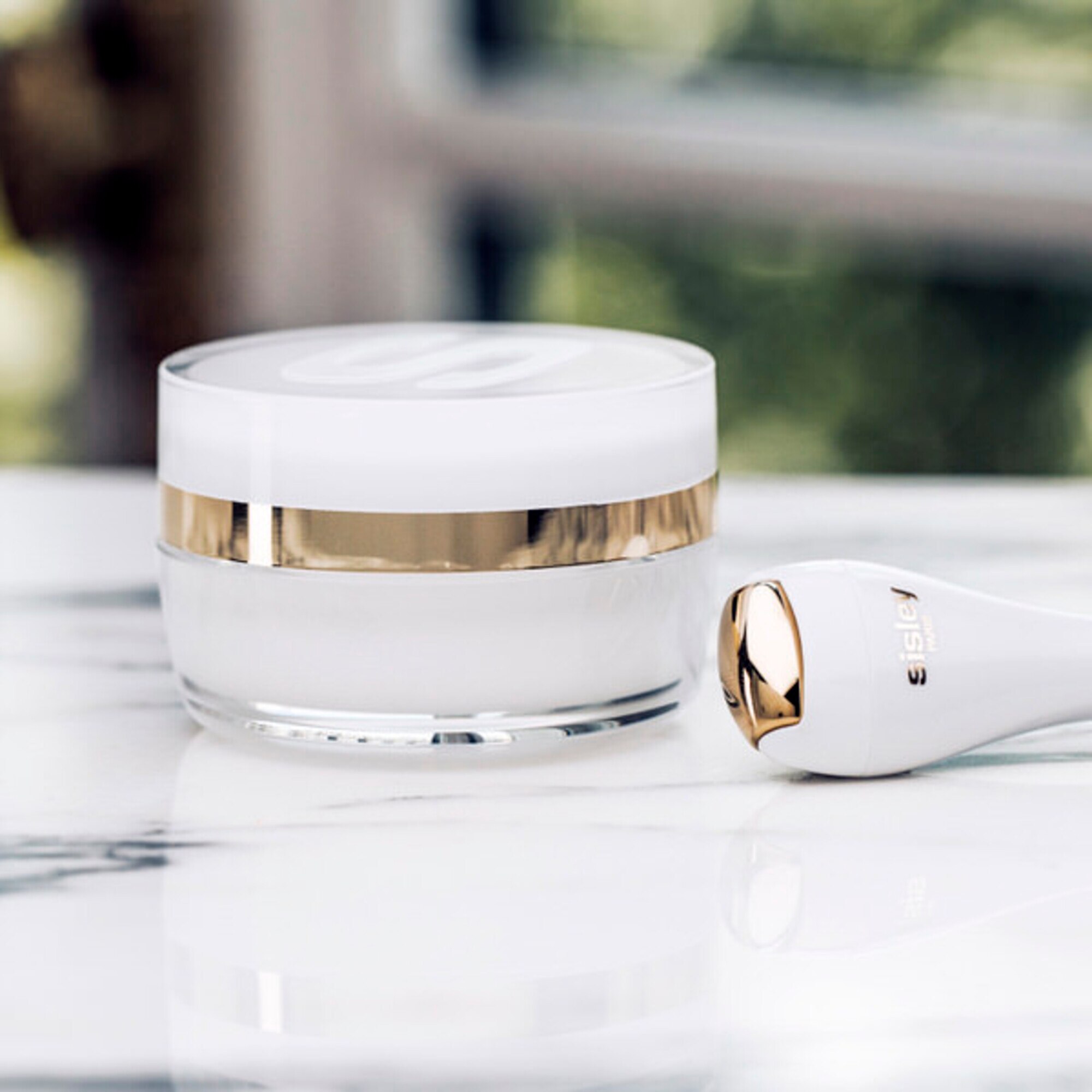 Spevňujúci krém na kontúry očí a pier