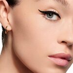  GUERLAIN NOIR G GRAPHIC LINER Vodoodolná očná linka 24H výdrž  2 of 3 Vodoodolná očná linka 24H výdrž