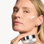 50 ML Dior DIOR CAPTURE RICH CREME Krém na tvár a krk s bohatou textúrou  2 of 5 Krém na tvár a krk s bohatou textúrou