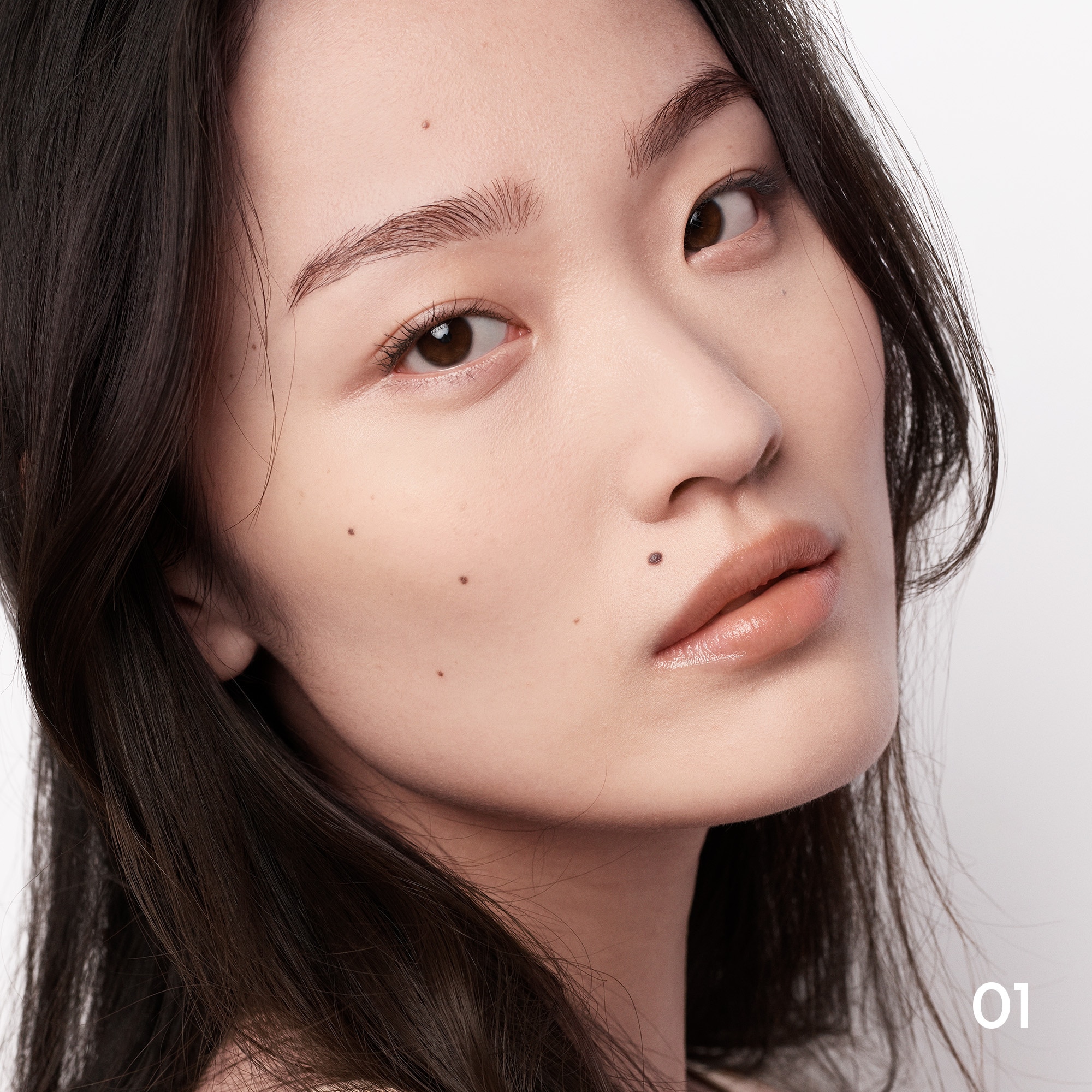 Zdokonaľujúci a rozjasňujúci púder