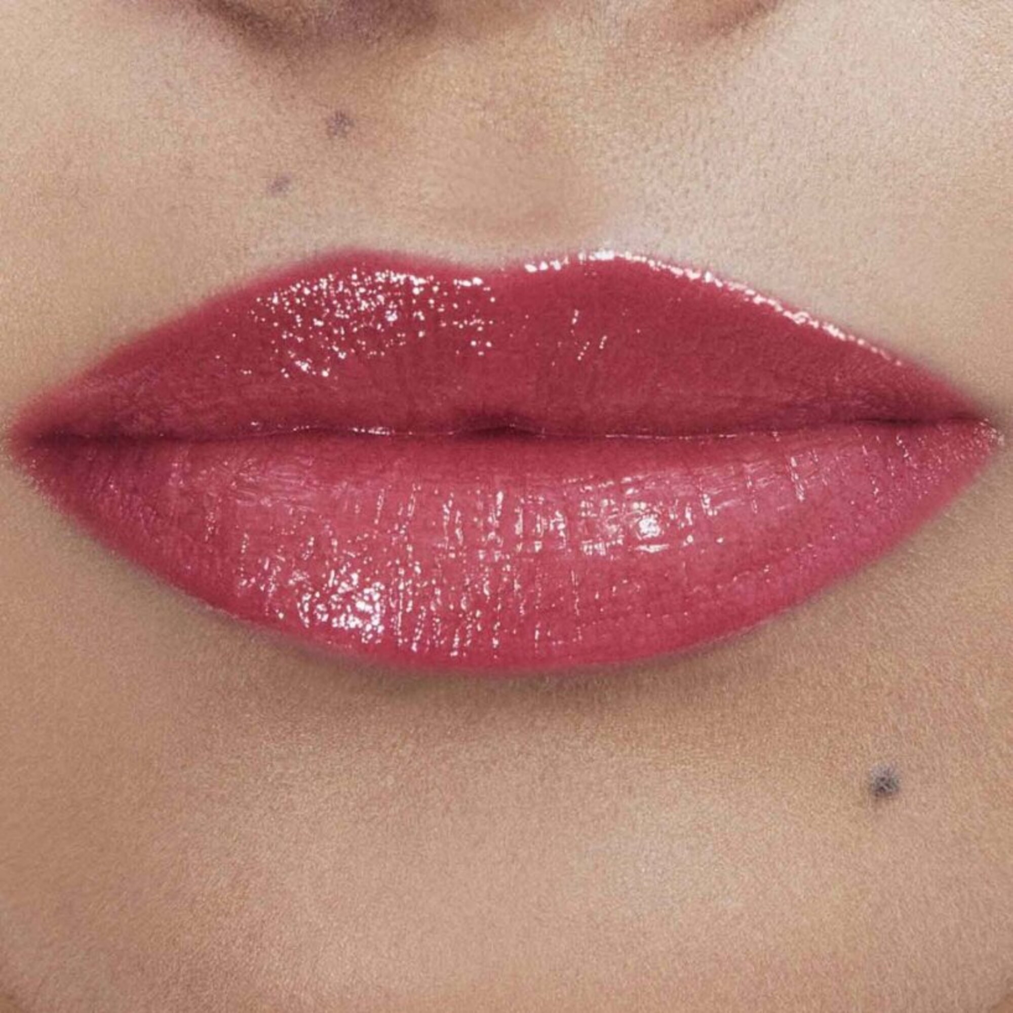  YVES SAINT LAURENT LOVESHINE Rúž so žiarivým mokrým efektom  1 of 3 