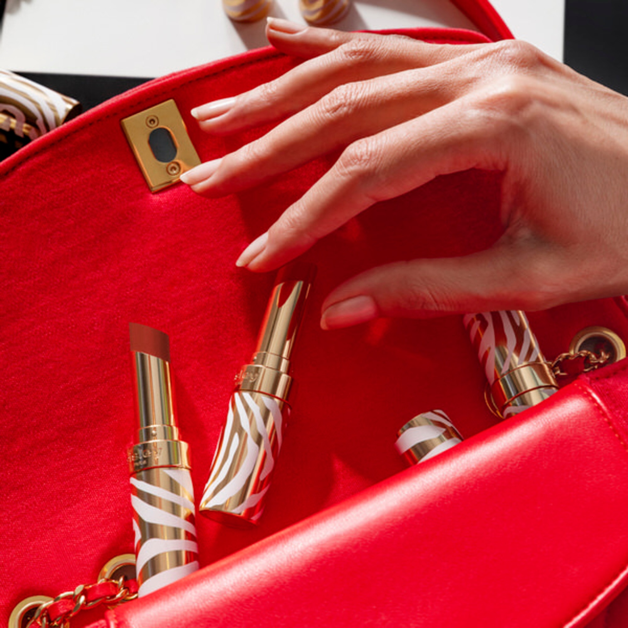 Rúž s leskom na pery