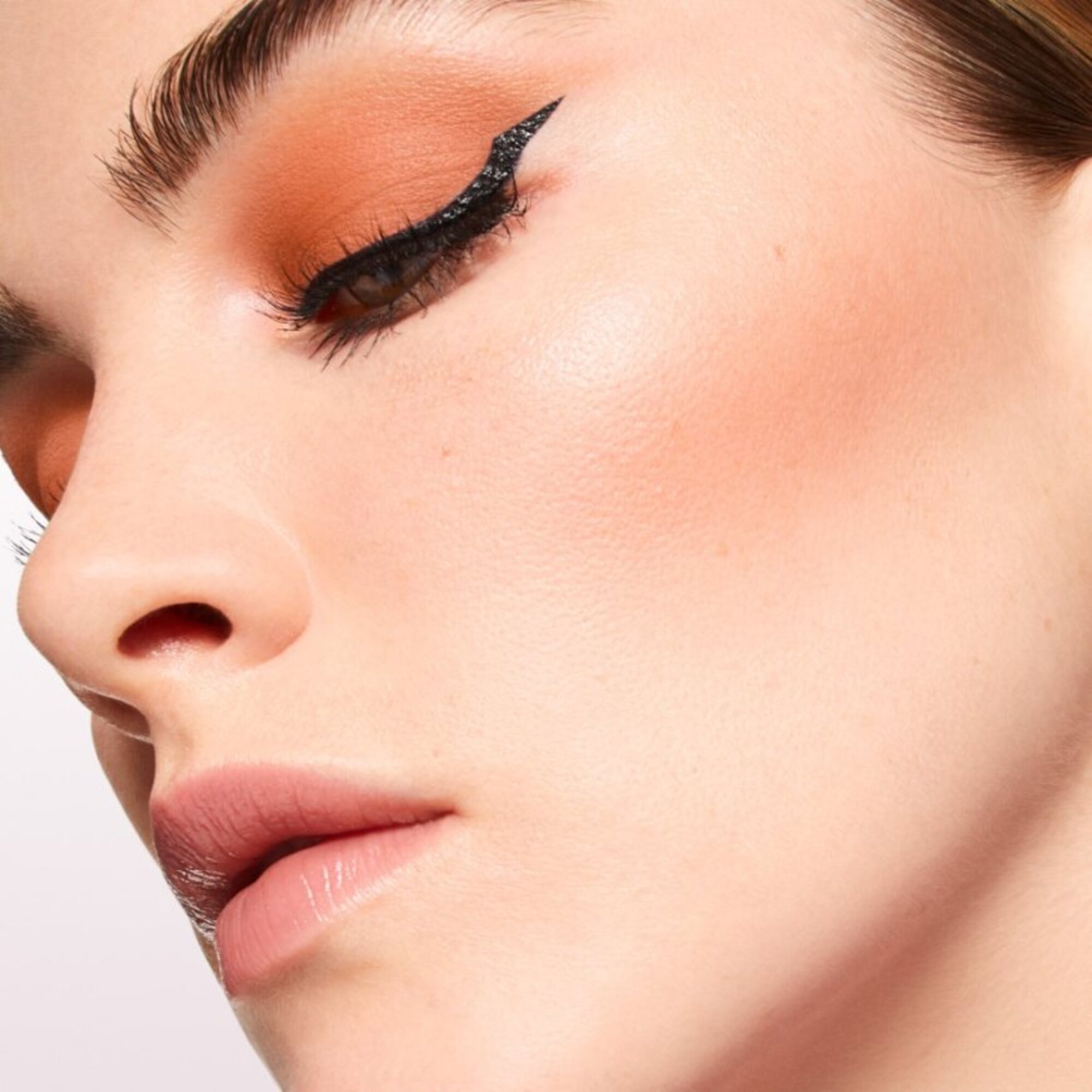 Tekuté očné tiene