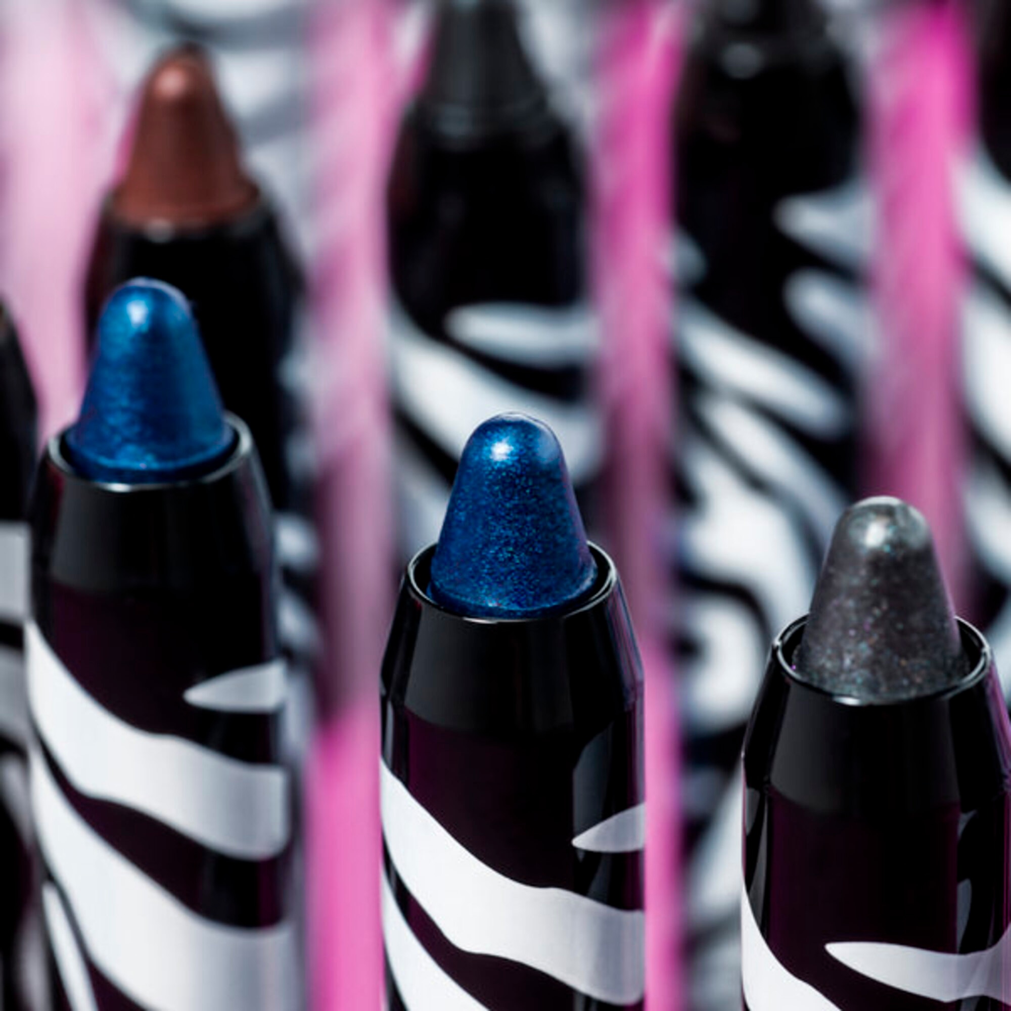 Trvácny vodeodolný očný tieň v ceruzke