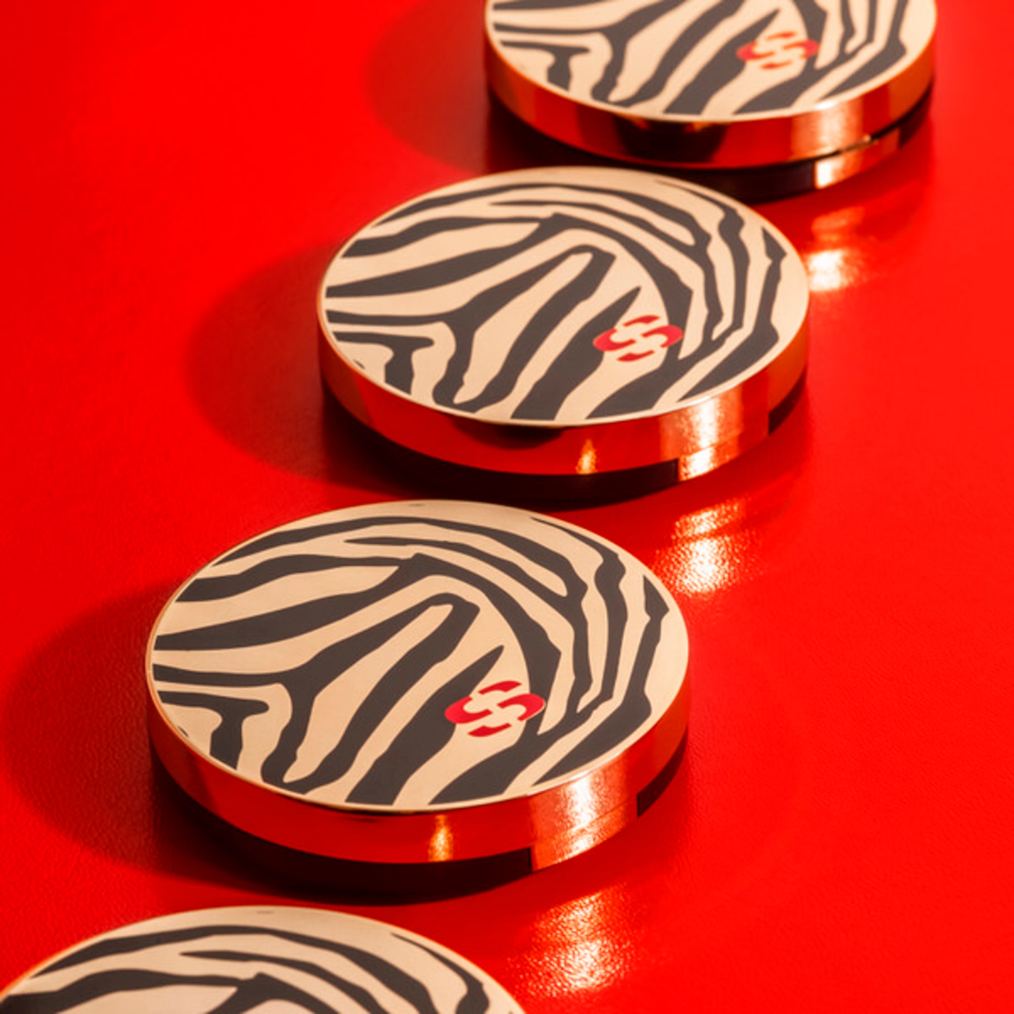 Zmatňujúci a skrášľujúci kompaktný púder