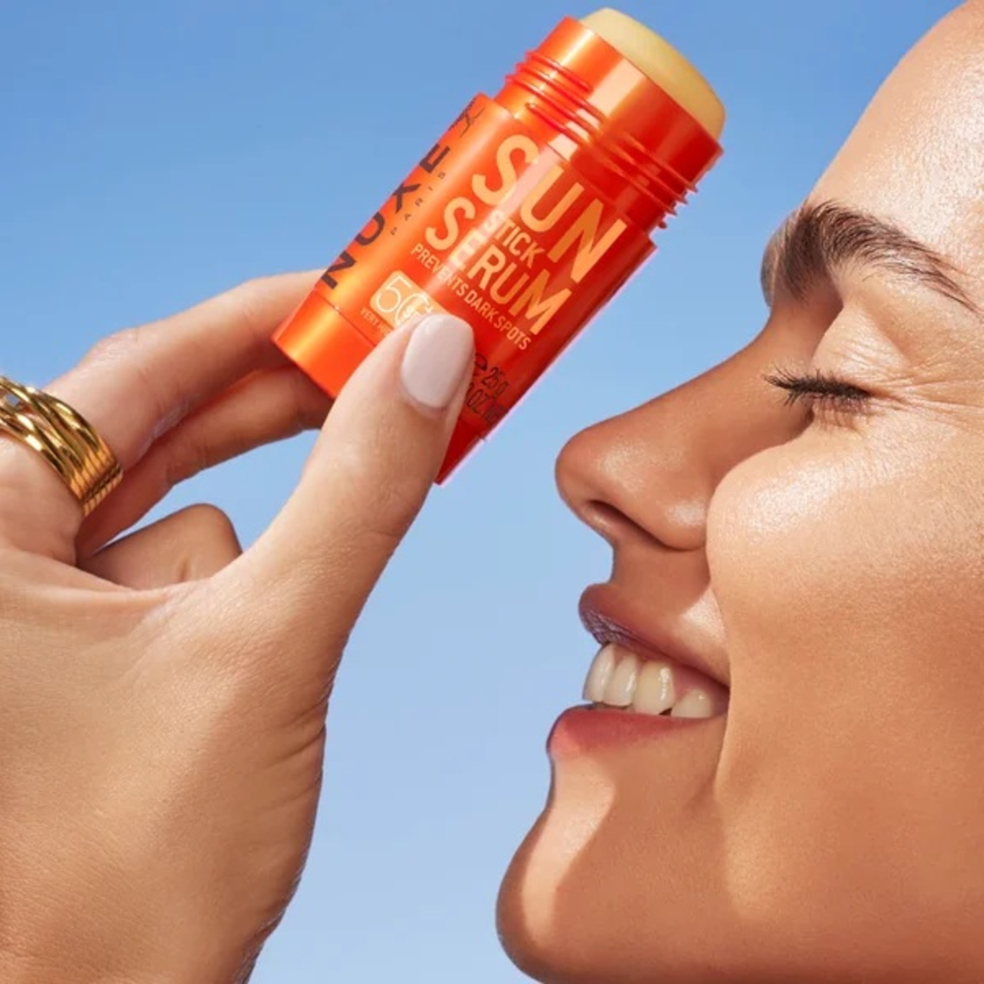 25 G Nuxe SUN Ochranné sérum v tyčinke na lokálne použitie s veľmi vysokou ochranou SPF50+ 1 of 3