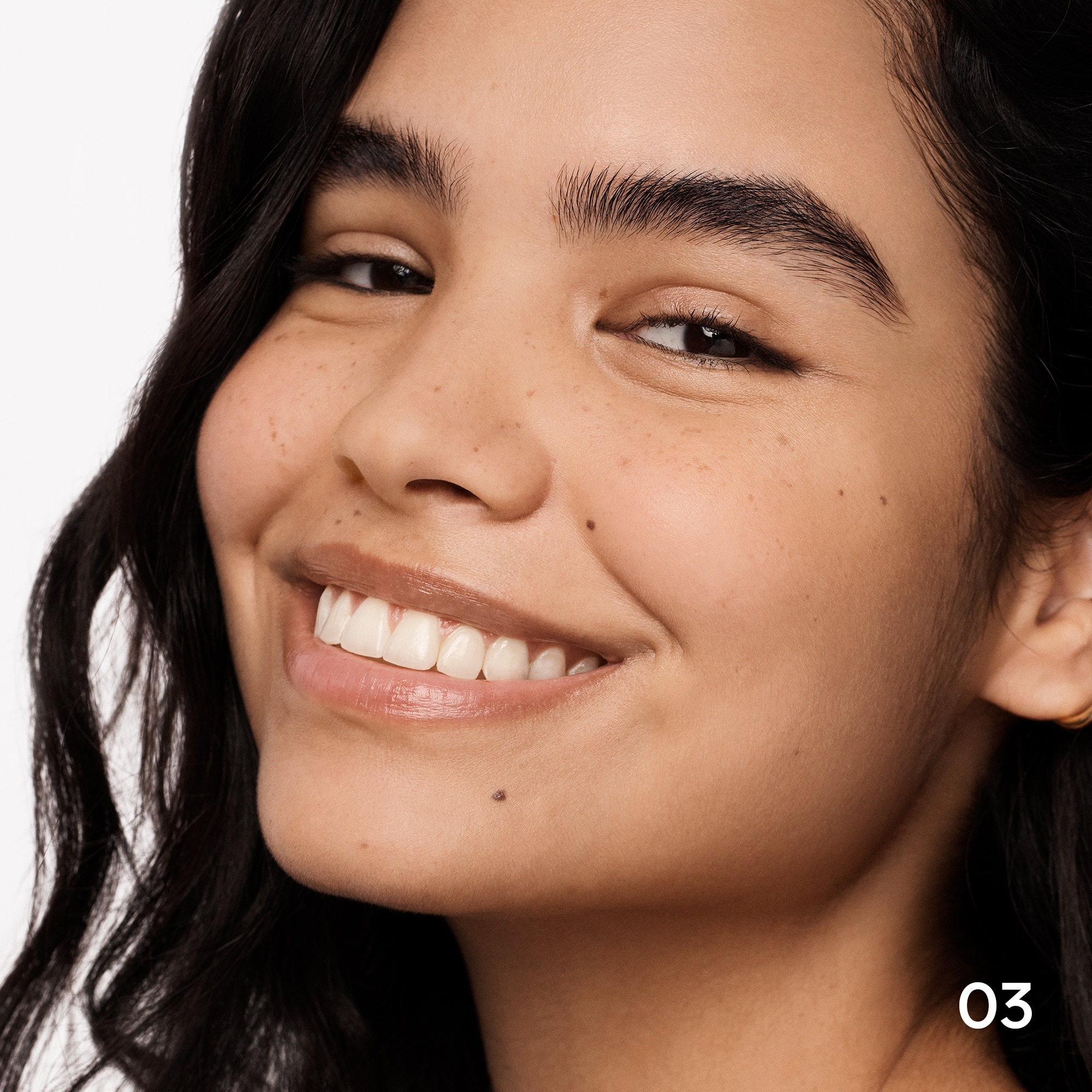 Zdokonaľujúci a rozjasňujúci púder