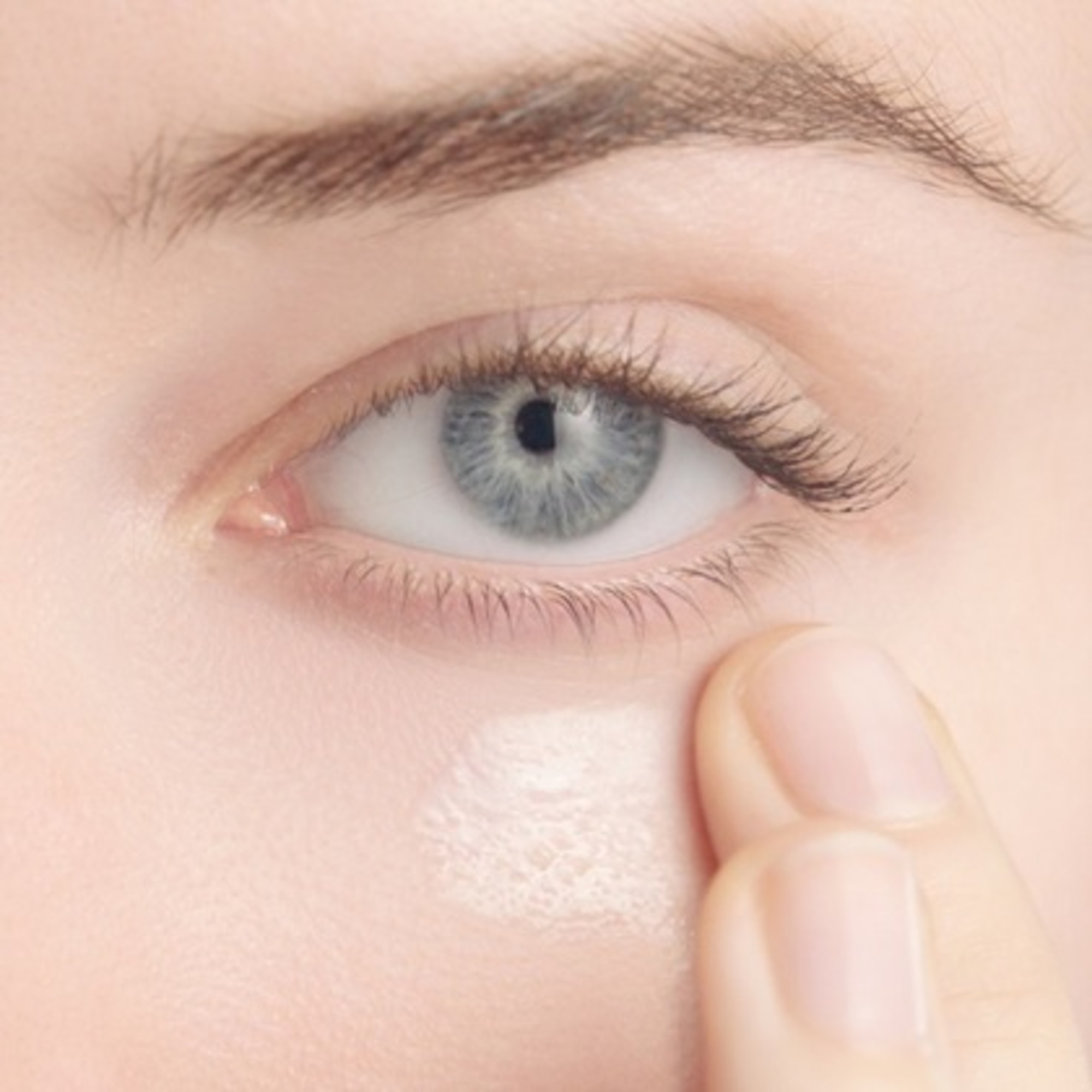 Rozjasňujúci očný koncentrát