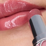 YVES SAINT LAURENT LOVESHINE Rúž so žiarivým mokrým efektom 2 of 3 Rúž so žiarivým mokrým efektom