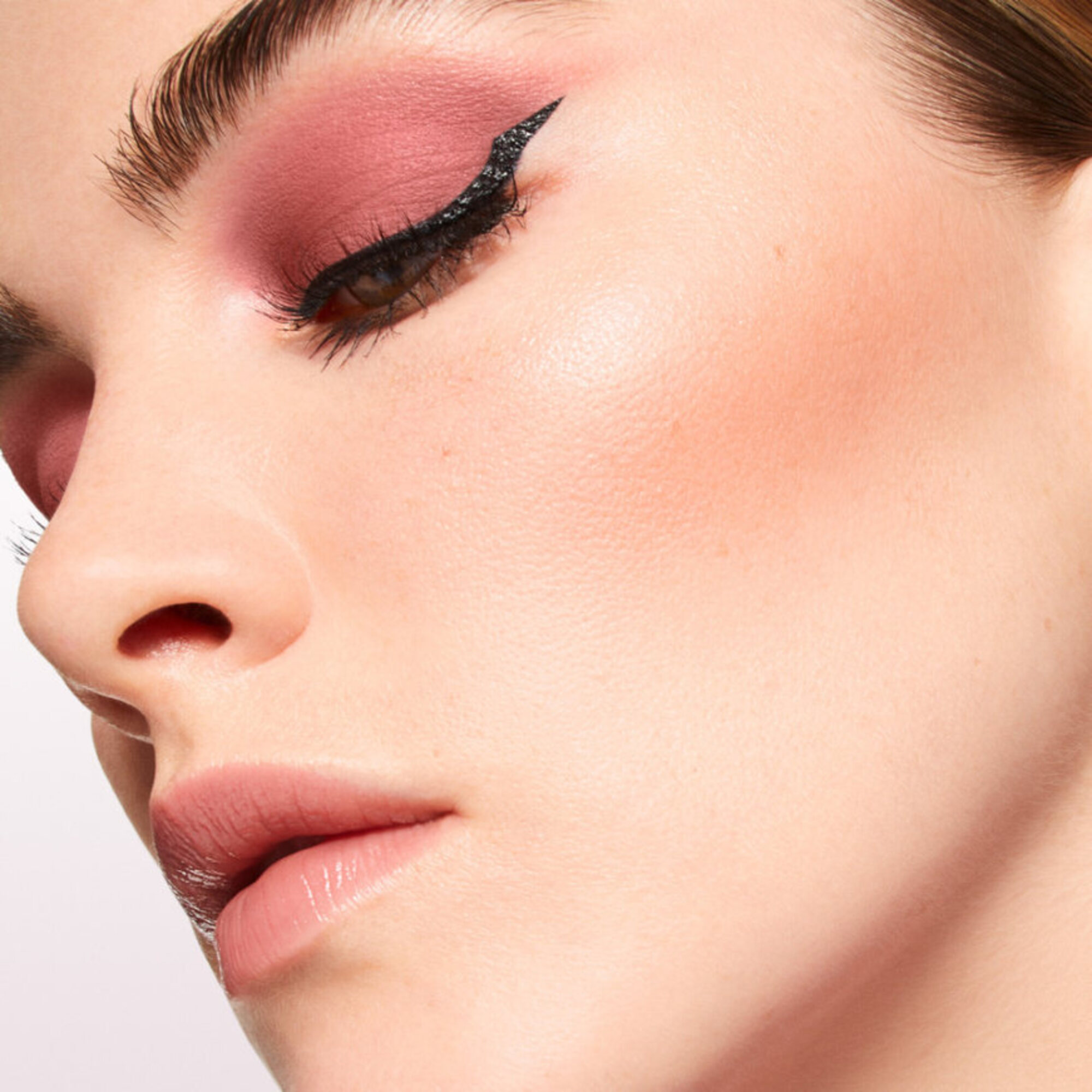 Tekuté očné tiene